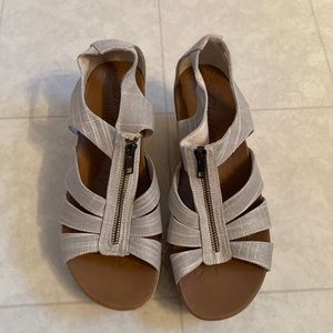 Sketchers luxefoam platform sandals
